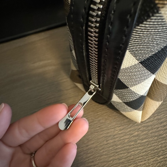 Authentic Burberry bag in great condition! - Picture 11 of 16